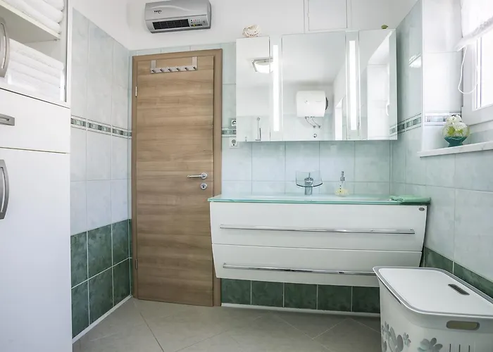 Paradise View 公寓 *