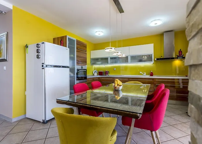 Paradise View 公寓 *